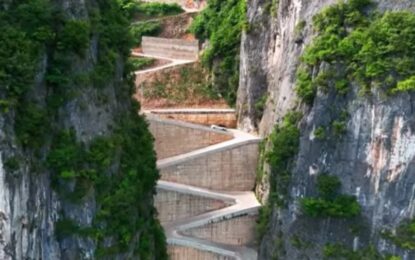 La terrible ruta china donde solo se puede conducir en zigzag