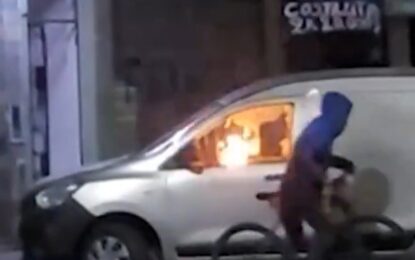 «¡Lo está prendiendo fuego!»: lo despidieron y le incendió la camioneta al dueño de la carnicería donde trabajaba