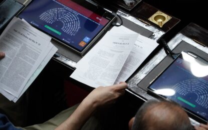 De azotes a la matrícula para las palomas mensajeras: qué es la Ley Hojarasca que aprobó Diputados y qué leyes insólitas busca eliminar
