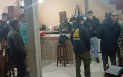 Desesperada búsqueda de un joven en Chaco: cuatro detenidos y un conflicto entre familias y policías
