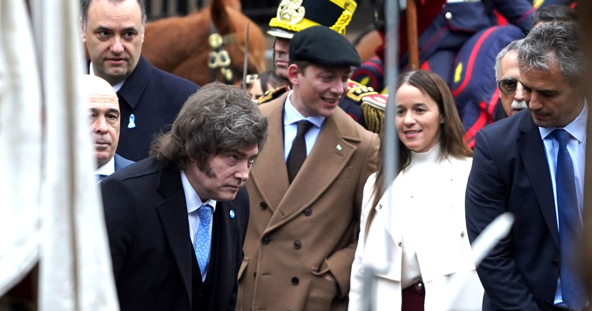 santiago-caputo-fue-vestido-de-peaky-blinders-al-tedeum-y-explotaron-las-redes