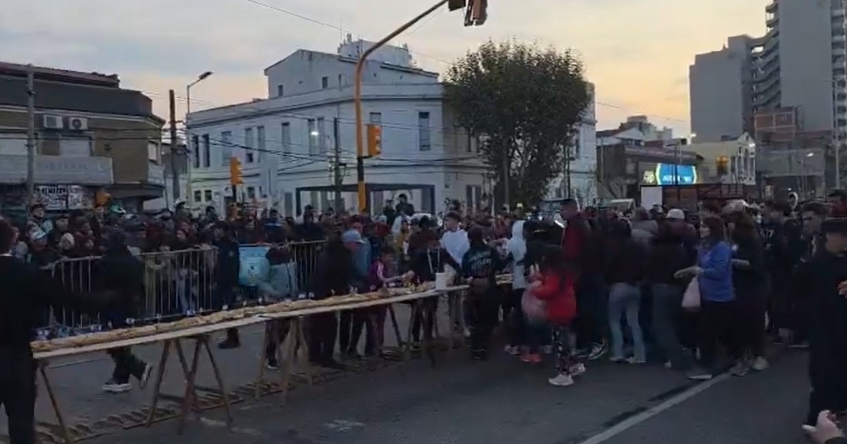 descontrol-en-avellaneda-por-el-sandwich-de-matambre-a-la-pizza-mas-largo-del-mundo:-derribaron-vallas-para-llevarse-una-porcion