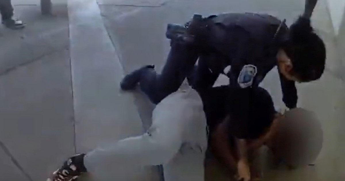 investigan-a-una-oficial-de-policia-tras-viralizarse-el-video-donde-golpea-a-un-adolescente-en-una-escuela