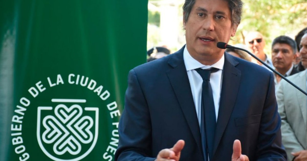«vamos-y-nos-olvidamos-de-todo»:-un-intendente-pidio-licencia-para-viajar-al-mundial-con-un-grupo-de-amigos