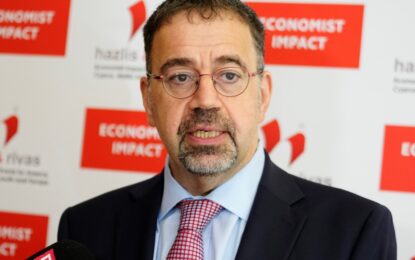 Un Nobel de Economía no cree que la IA vaya a provocar despidos masivos: “Reemplazar trabajadores es una propuesta perdedora»