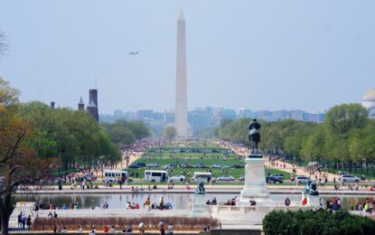 Presentan una demanda para impedir que Trump vuelva a pintar de azul el estanque reflectante del Monumento a Lincoln