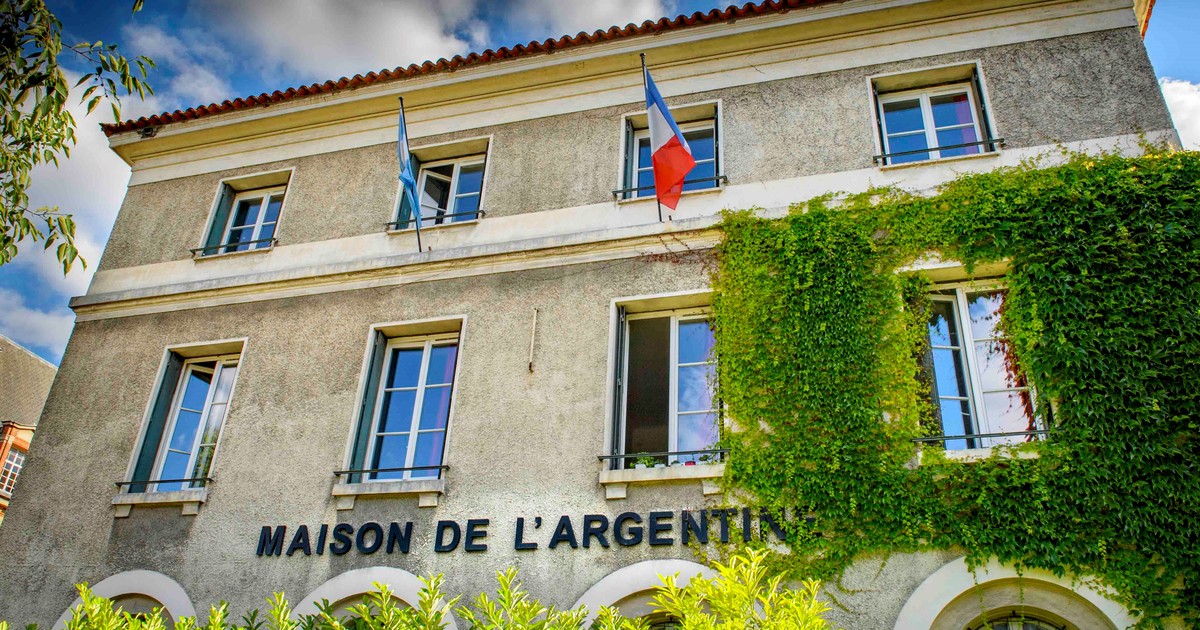 echan-a-estudiantes-y-profesores-de-la-casa-argentina-en-paris-por-participar-de-los-actos-del-24-de-marzo