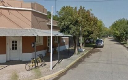 Tenía una orden de detención, se presentó en la comisaría, le disparó a un policía y lo mató