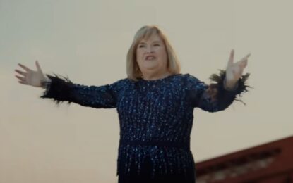 Susan Boyle reaparece en un bizarro anuncio por el Mundial 2026: canta en lo alto de un puente y «baila» breakdance