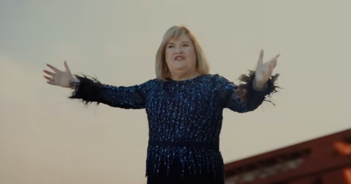 susan-boyle-reaparece-en-un-bizarro-anuncio-por-el-mundial-2026:-canta-en-lo-alto-de-un-puente-y-«baila»-breakdance