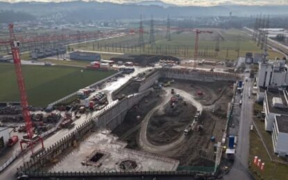Excavan un agujero del tamaño de dos campos de fútbol y con una profunidad de un edificio de ocho plantas, para instalar la batería subterránea más potente del mundo: será capaz de liberar 1,2 GW en milisegundos y almacenar 2,1 GWh de energía en su config