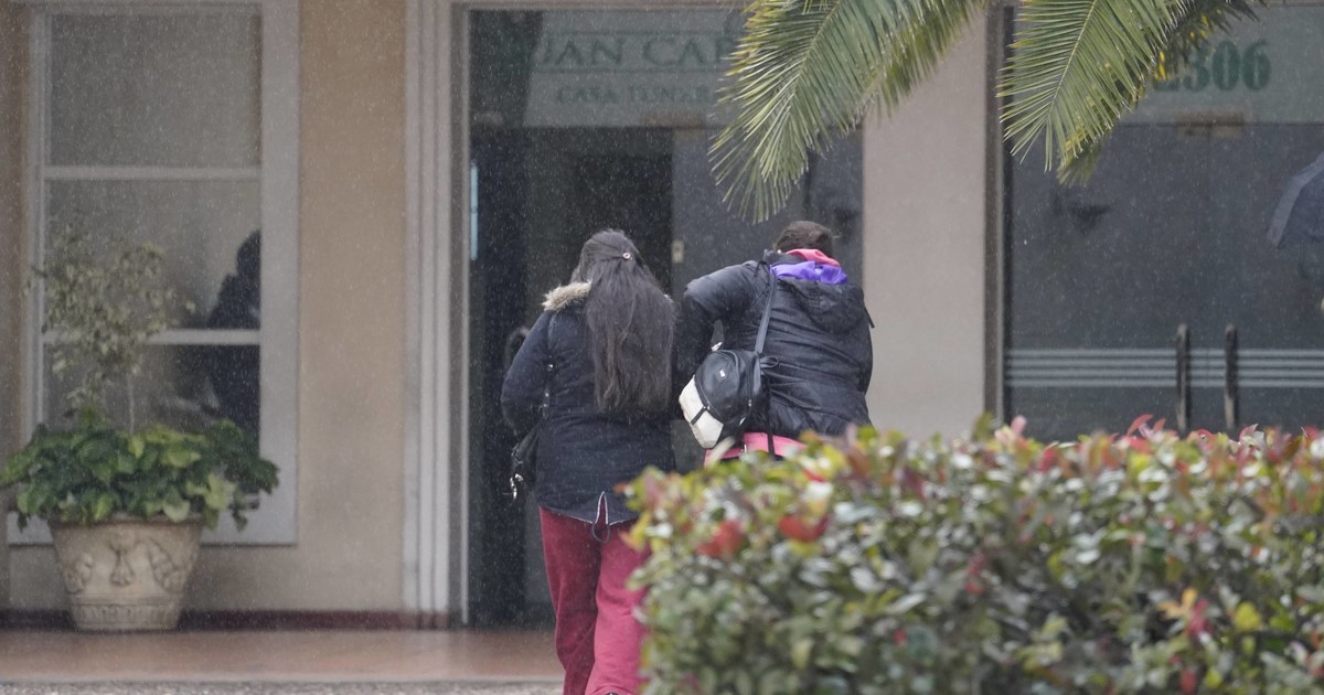 en-una-ceremonia-intima-y-bajo-un-estricto-operativo-policial,-la-familia-y-los-amigos-despiden-a-agostina-vega