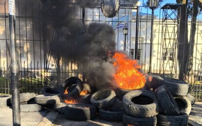 «Acá le trajimos para que apague las velitas»: la protesta docente con neumáticos en llamas contra un gobernador el día de su cumpleaños