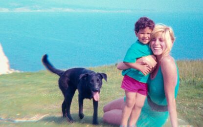 Salió a pasear al perro con su madre y todo terminó en tragedia: el desgarrador caso real detrás de la serie de Netflix «El testigo»