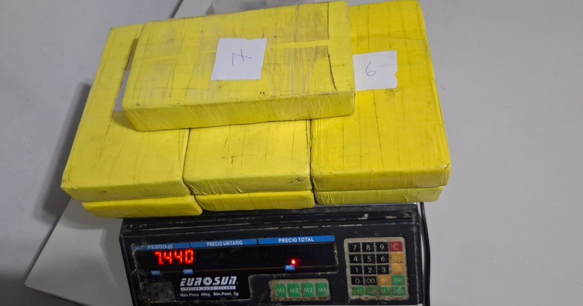lo-pararon-en-un-control-en-la-autopista,-salio-corriendo-con-su-mochila-y-lo-atraparon:-llevaba-7-kilos-de-cocaina