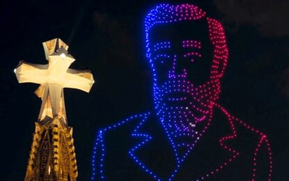 El espectacular show de drones en la bendición del papa León XIV a la Sagrada Familia: formaron la cara de Gaudí