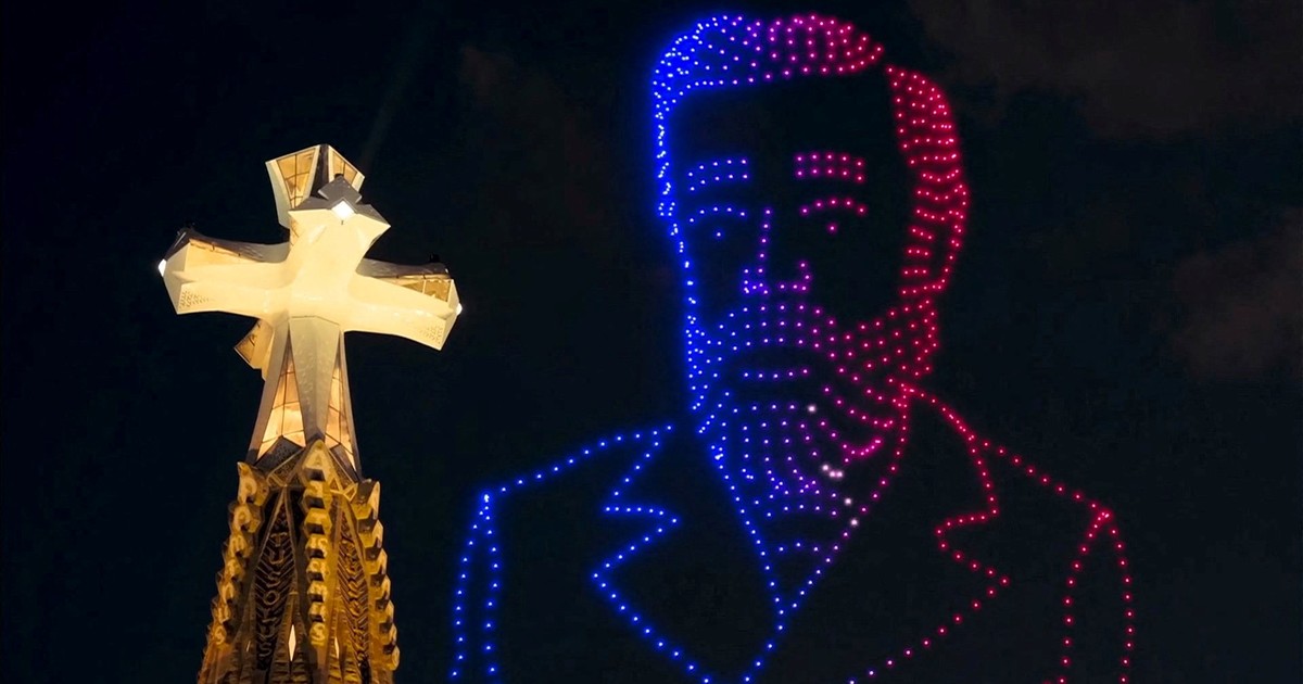 el-espectacular-show-de-drones-en-la-bendicion-del-papa-leon-xiv-a-la-sagrada-familia:-formaron-la-cara-de-gaudi