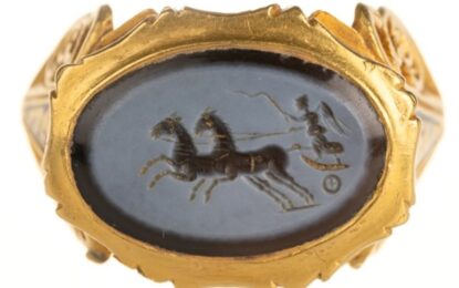 Durante una búsqueda de metales en un campo, descubren un raro objeto de oro de más de 1700 años que tiene un grabado de una diosa