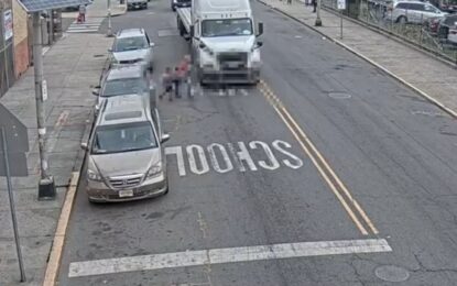 Una mujer y dos niños quedaron atrapados debajo de un camión: el impactante video del accidente