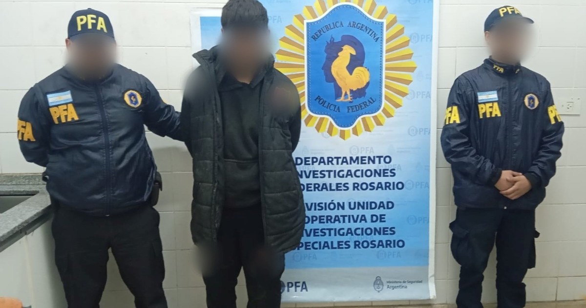 dos-detenidos-por-el-crimen-del-policia-rodolfo-manfredi-en-rosario:-tenian-tres-armas,-mas-de-150-balas-y-ropa-con-aparentes-manchas-de-sangre