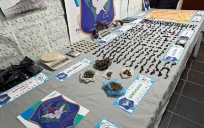Cayeron tres dealers con antecedentes que vendían droga en el oeste del conurbano: dos de los narcos sacaron armas y amenazaron a la Policía