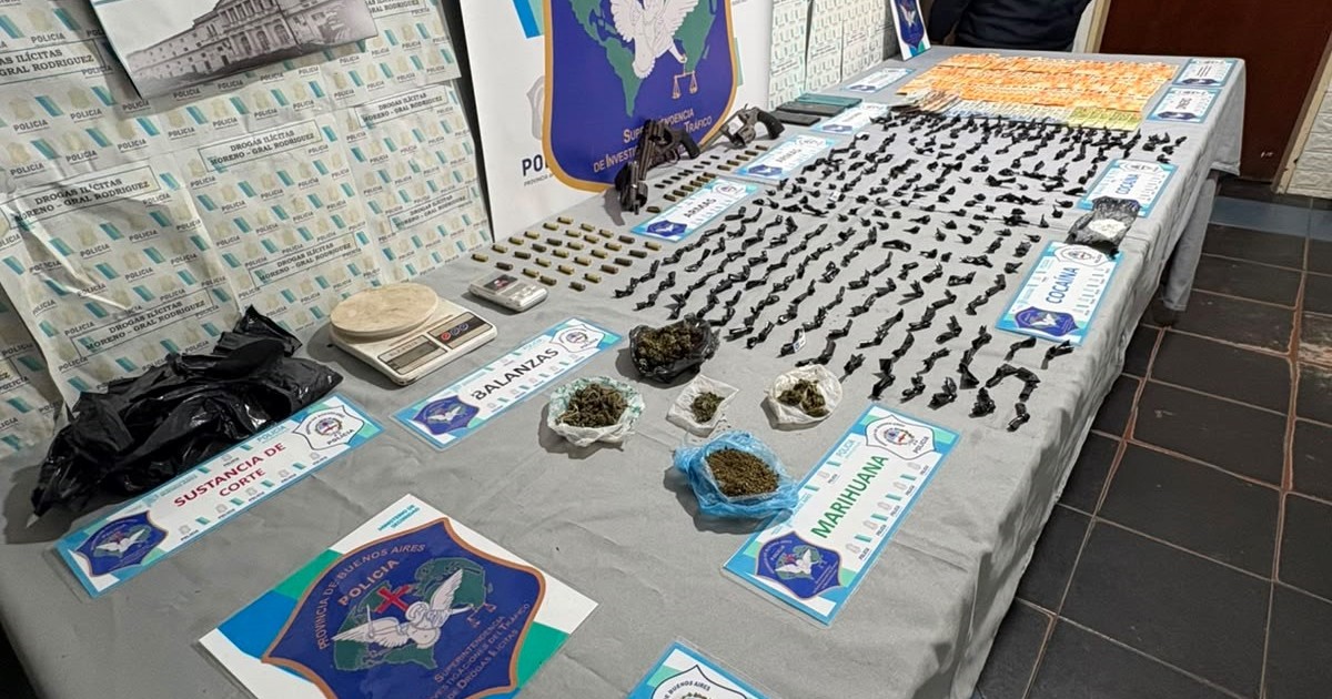cayeron-tres-dealers-con-antecedentes-que-vendian-droga-en-el-oeste-del-conurbano:-dos-de-los-narcos-sacaron-armas-y-amenazaron-a-la-policia