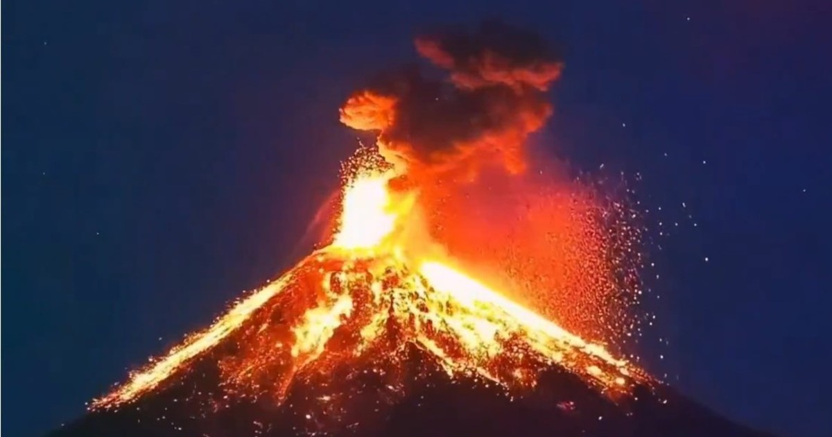 filmaron-la-impresionante-explosion-del-volcan-de-fuego,-con-rios-de-lava-y-ceniza
