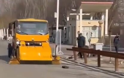 China presentó una barredora de alta velocidad que no deja ni un papel en la calle