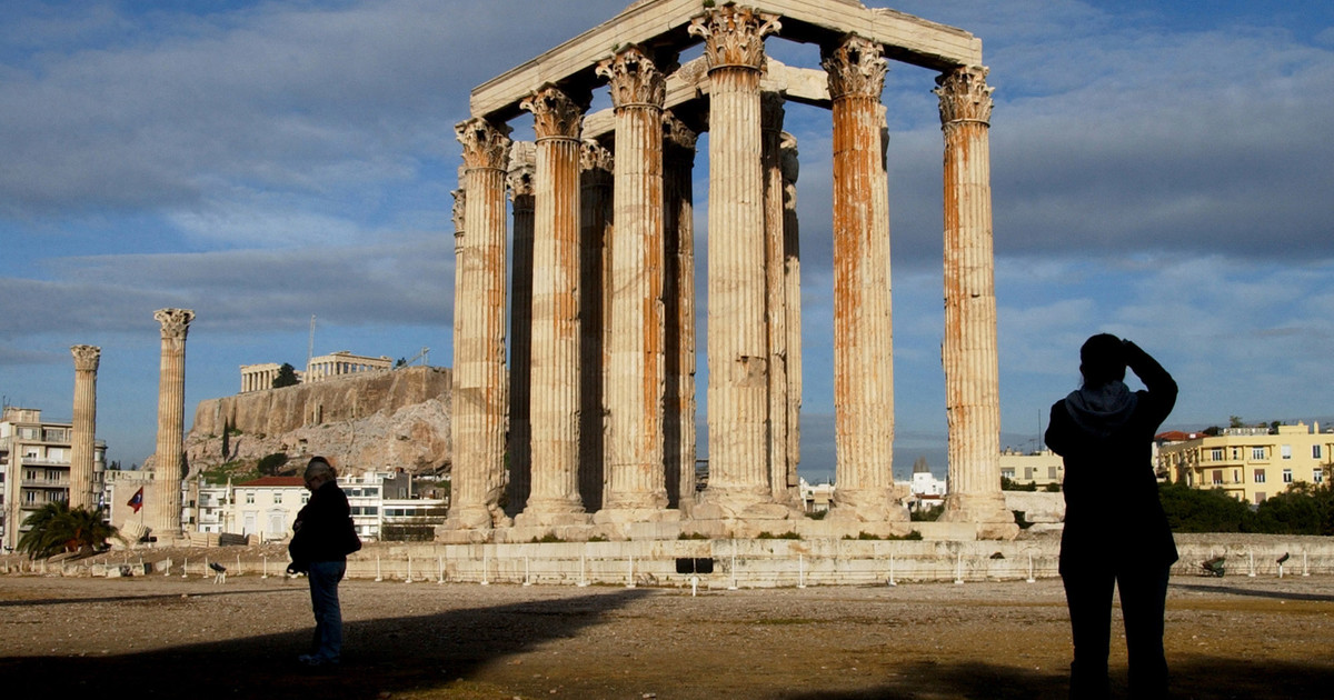 conmocion-entre-los-arqueologos:-hallan-bajo-el-mar-un-caballo-de-marmol-de-2.500-anos-ligado-al-templo-de-zeus