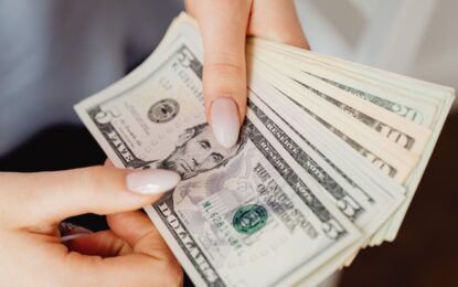 En medio de una jornada tensa en los mercados, el dólar creció hasta los $ 1.460 y el riesgo país subió a 435