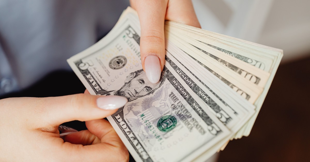 en-medio-de-una-jornada-tensa-en-los-mercados,-el-dolar-crecio-hasta-los-$-1.460-y-el-riesgo-pais-subio-a-435