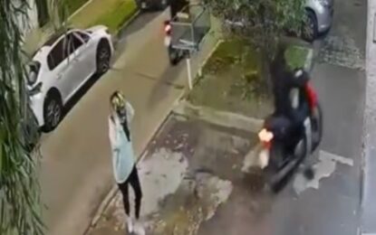 Una mujer utilizó un dispositivo de descargas eléctricas para evitar el robo de su moto: «Supongo que les habrá dolido»