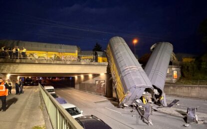 Choque de trenes en Múnich: un muerto y vagones caídos sobre la calle tras una colisión en un puente