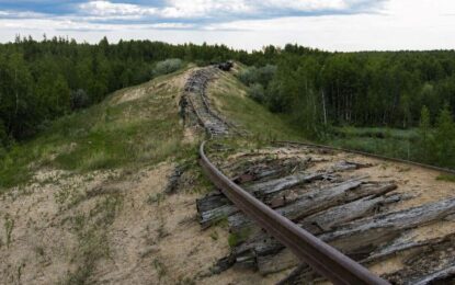 Locomotoras abandonadas y vías perdidas: el deshielo resucita el tren más polémico de Stalin