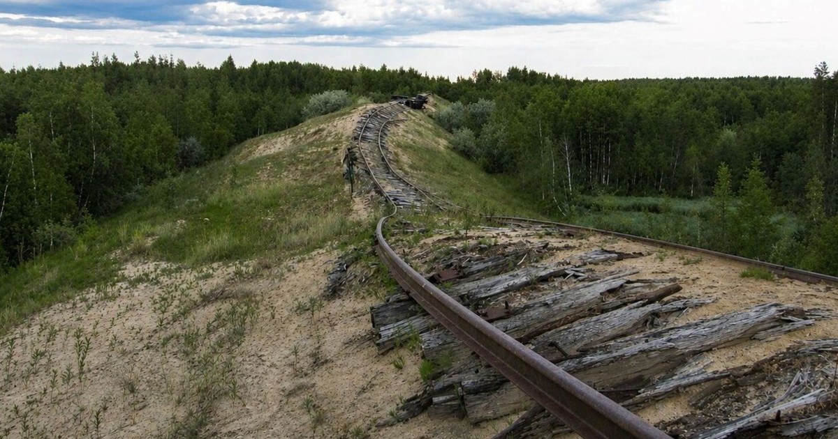 locomotoras-abandonadas-y-vias-perdidas:-el-deshielo-resucita-el-tren-mas-polemico-de-stalin