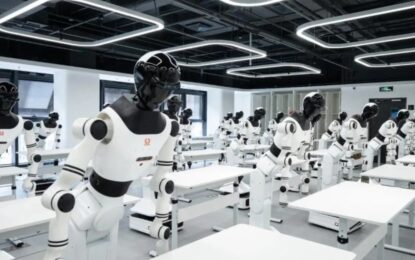 Mientras el mundo habla de inteligencia artificial capaz de escribir o programar, China está apostando por otra carrera mucho más compleja: enseñar a robots humanoides a trabajar en entornos reales mediante entrenamiento físico constante