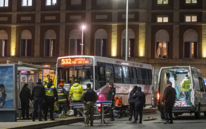 Una joven muerta y seis heridos graves junto al Casino de Mar del Plata: un colectivo perdió el control y los arrolló en la parada