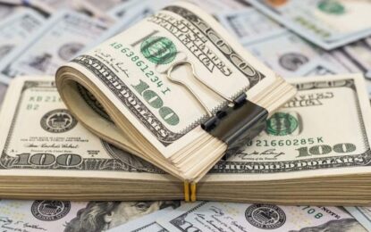 El dólar llegó a los $ 1.500 en algunos bancos: el BCRA compra menos, opera en futuros y vende bonos para contener la suba