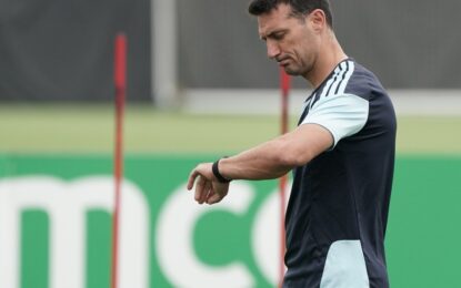 La hora de las pruebas para Scaloni en la práctica de la Selección: Dibu Martínez adentro, Messi entre su momento y el descanso, y quiénes debutarían