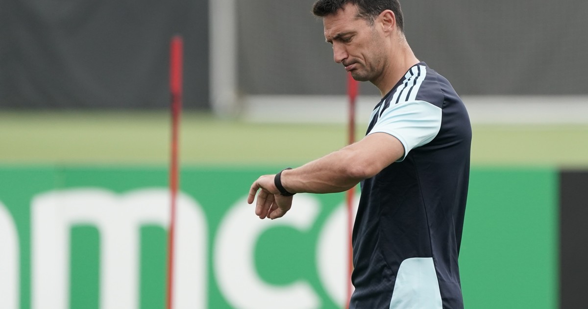 la-hora-de-las-pruebas-para-scaloni-en-la-practica-de-la-seleccion:-dibu-martinez-adentro,-messi-entre-su-momento-y-el-descanso,-y-quienes-debutarian