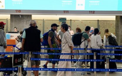 Llegan más turistas del exterior y menos argentinos viajan afuera, pero salen más dólares de lo que entran