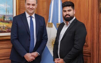 Una de las personas que le prestó su tarjeta de crédito a Adorni para sus gastos dijo que le «devolvió todo en efectivo»
