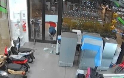 Robo en tiempo récord: 22 segundos para romper una puerta, saquear celulares de una casa de artículos electrónicos y escapar