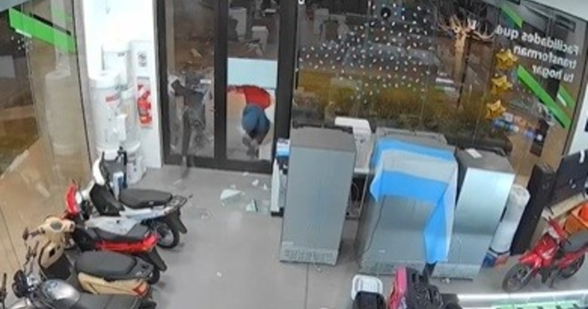 robo-en-tiempo-record:-22-segundos-para-romper-una-puerta,-saquear-celulares-de-una-casa-de-articulos-electronicos-y-escapar