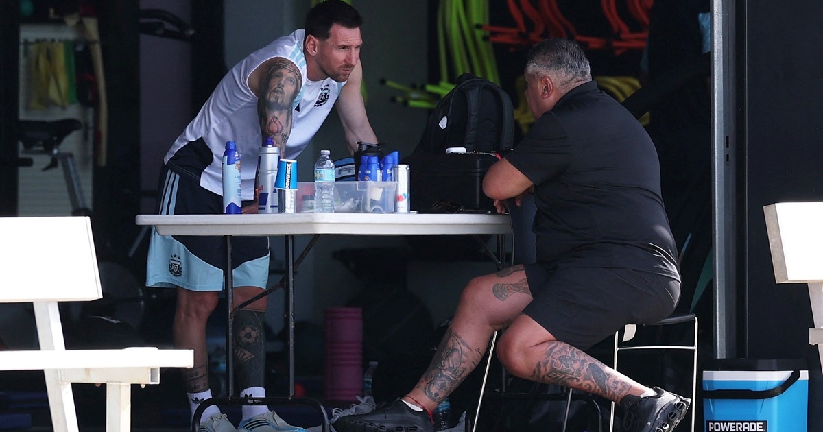 lionel-messi-charlo-mano-a-mano-con-chiqui-tapia:-que-paso-en-la-ultima-practica-de-la-seleccion-antes-del-partido-vs-cabo-verde