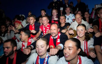 Los noruegos festejaron en Oslo y hasta el príncipe heredero al trono se sumó al remo vikingo