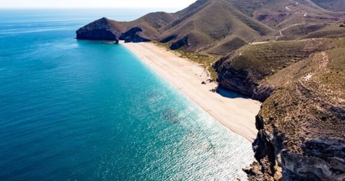 con-1.160-metros-de-longitud-y-aguas-cristalinas,-esta-es-una-de-las-mejores-playas-de-espana-para-el-verano