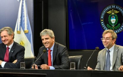 Luego del pago a los bonistas, la deuda argentina sube y el riesgo país se acerca a los 400 puntos
