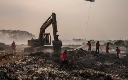 Un basurero en Indonesia se incendió hace más de una semana y sigue ardiendo