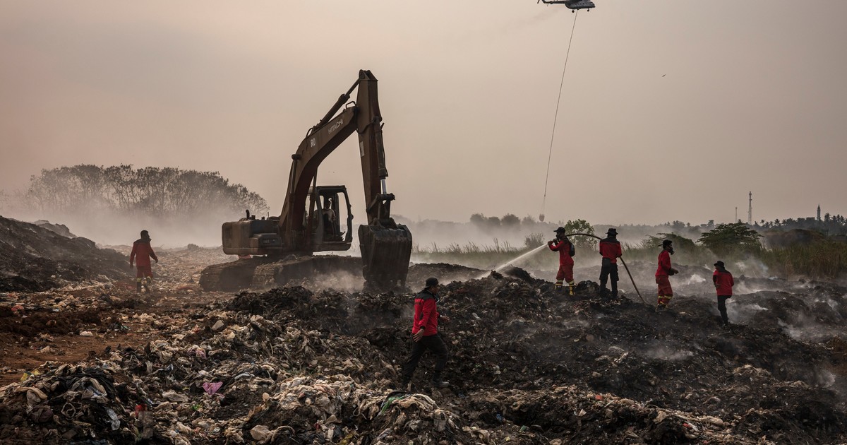 un-basurero-en-indonesia-se-incendio-hace-mas-de-una-semana-y-sigue-ardiendo